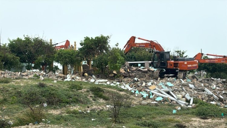 દ્વારકાના ભીમરાણાના દરિયા કિનારે ૧૮ર૦૦ ચો. ફુટનું ધાર્મિક દબાણ હટાવાયું ર૦૦૦ ચો. ફૂટ ગૌચરની જમીન ખૂલ્લી કરાઈ