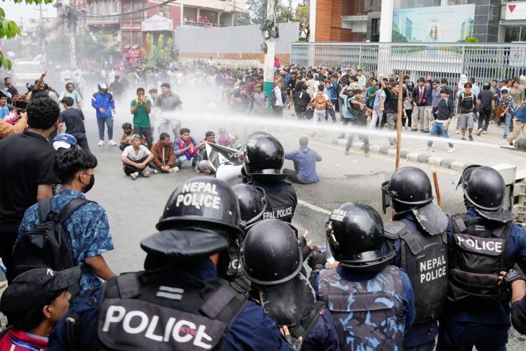 ભડકે બળી રહેલું નેપાળ : ૩૦ શહેરોમાં કર્ફયુ