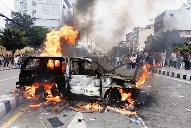 ભડકે બળી રહેલું નેપાળ : ૩૦ શહેરોમાં કર્ફયુ