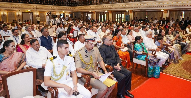 મહારાષ્ટ્રના રાજ્યપાલ તરીકે શપથ ગ્રહણ કરતા ગુજરાતના રાજ્યપાલશ્રી આચાર્ય દેવવ્રતજી