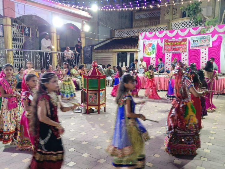 જૂનાગઢમાં રાસ-ગરબાની રમઝટ સાથે નવરાત્રીનો રંગ જામ્યો.