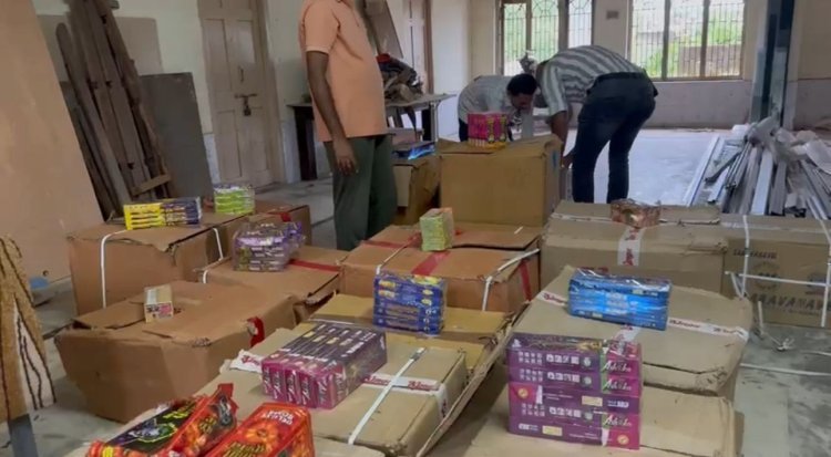 જૂનાગઢમાં ગેરકાયદેસર રીતે ફટાકડાનો સંગ્રહ કરનાર વેપારી ઝડપાયો