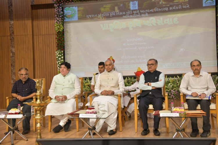 ગુજરાત પ્રાકૃતિક કૃષિ વિકાસ બોર્ડ અને આત્માના વિસ્તરણ કાર્યકરો-અધિકારીઓ,  અમદાવાદ તથા ગાંધીનગર જિલ્લાના કૃષિ સખી, કિસાન મિત્રો સાથે રાજ્યપાલશ્રીએ સંવાદ કર્યો