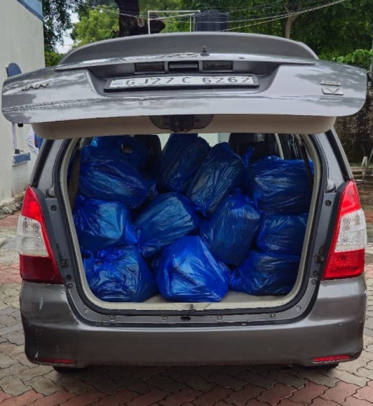 જૂનાગઢનાં ગાંધીગ્રામમાંથી બુટલેગરનાં રહેણાંક મકાનમાંથી રૂા. પ લાખના દારૂ સાથેની કાર ઝડપાઈ