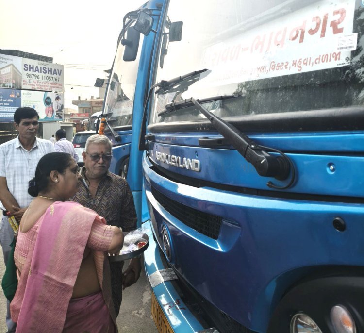 વેરાવળ એસ.ટી.ડેપોને નવી મળેલી બસને પ્રસ્થાન કરાવતા નગરપાલિકાના પ્રમુખ પલ્લવીબેન જાની
