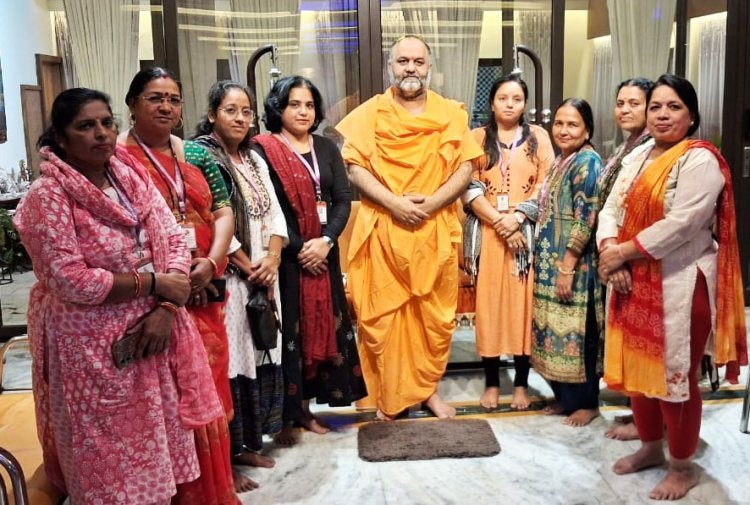 DJHRFના બહેનોએ મહેશગીરીબાપુ તથા બિલનાથ મંદિરના મહંત સાથે શુભેચ્છા મુલાકાત લીધી