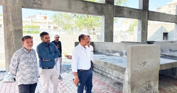 જૂનાગઢમાં નિર્માણધીન ભીક્ષુક ગૃહ અને હોકર્સ ઝોનના કામની ગતિની સમીક્ષા કરતા ધારાસભ્ય સંજયભાઈ કોરડીયા