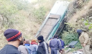 ઉત્તરાખંડના અલ્મોડામાં બસ ખીણમાં ખાબકતાં ૭ના ઘટનાસ્થળે મૃત્યુ : હાહાકાર