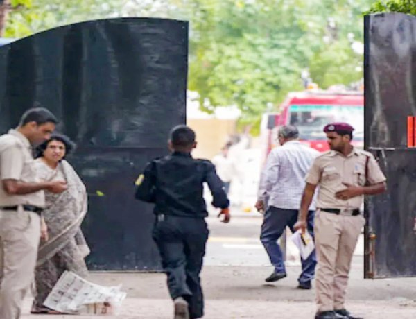 અમદાવાદની ચાર જાણીતી શાળાઓને બોમ્બથી ફુંકી મારવાની ધમકીનો ઈ-મેઈલ મળતા ભારે દોડધામ