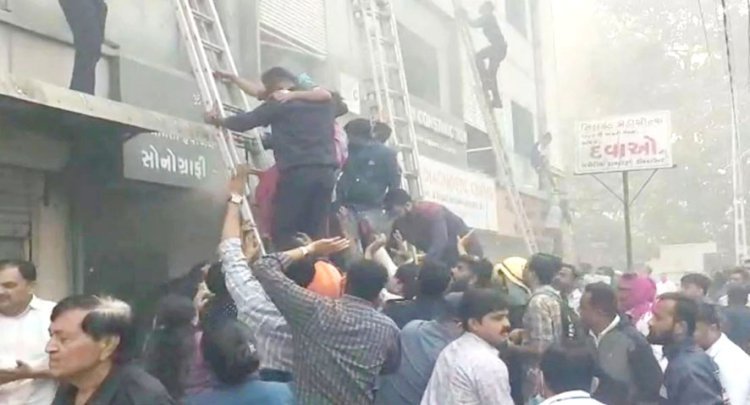 ભાવનગર શહેરમાં ૩ થી ૪ હોસ્પિટલ ધરાવતા સમીપ કોમ્પ્લેક્ષમાં ભીષણ આગ ફાટી નીકળી : ૧૯થી વધુ દર્દીઓ-બાળકોનું રેસ્કયુ કરાયુ