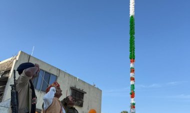 ઉપલા દાતાર ખાતે ૭૭માં પ્રજાસત્તાક પર્વની ધ્વજવંદન કરી ઉજવણી કરતા મહંત શ્રી ભીમ બાપુ