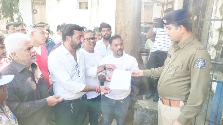 મેંદરડાના સાસણ રોડ પર આવેલી હોટલ પર સબજી ખાટી છે તેમ કહી હોટલ સંચાલકને ધમકાવી બદનામ કરવા પ્રયાસ