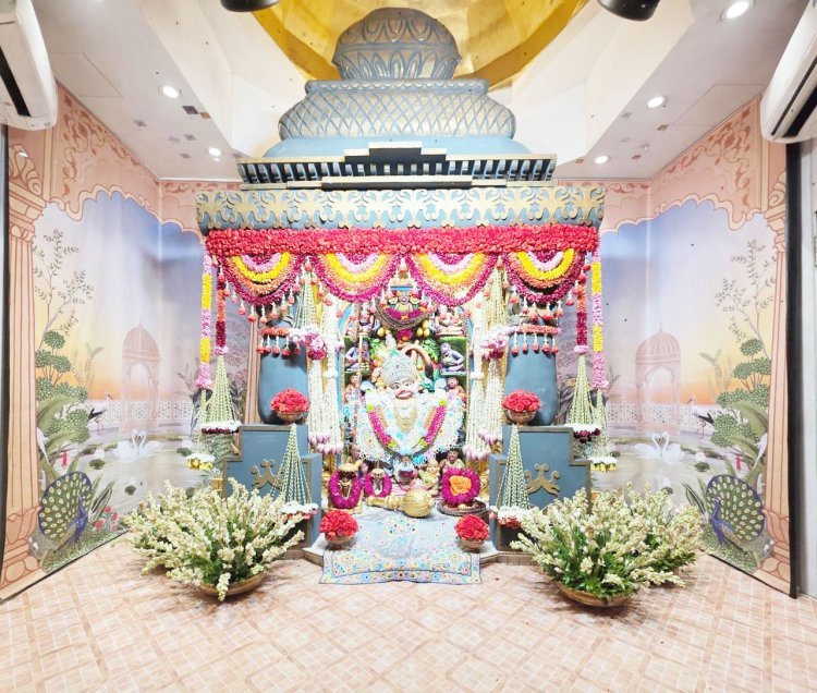 આજે  શ્રી કષ્ટભંજનદેવ હનુમાનજીને દક્ષિણી થીમની સાથે એમ્બ્રોઇડરી વર્ક ડિઝાઈનવાળા વાઘાનો દિવ્ય શણગાર અને ૨૫૧ કિલો ગુંદરપાક, ખજૂરપાક, અડદિયો અને મેંથીના લાડુંનો મિક્સ અન્નકૂટ ધરાવાયો