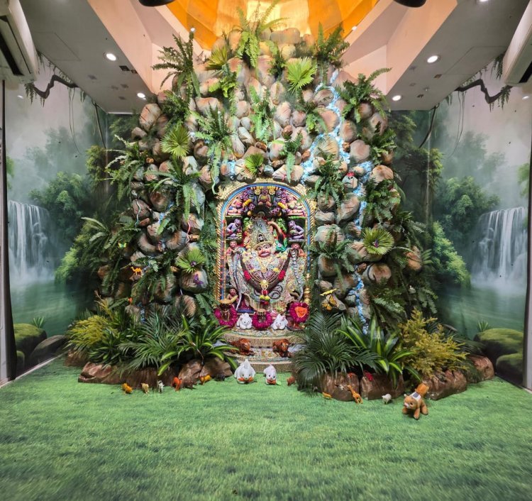 પવિત્ર ધનુર્માસ નિમિત્તે શ્રીકષ્ટભંજનદેવ હનુમાનજી દાદાને એમ્બ્રોઇડરી વર્કવાળાવાઘા પ્રાકૃતિક શણગાર કરાયો