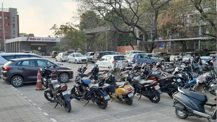 જૂનાગઢ શહેરમાં વધતી જતી ગંભીર ટ્રાફીક સમસ્યા શહેરનાં મુખ્ય માર્ગો ઉપર  આડેધડ પાર્કિંગ  થતાં વાહનો ટ્રાફીક સમસ્યા સર્જે છે : બંધ પડેલી સરકારી કચેરી, ઈમારતોના ખાલી પડેલા પટાંગણમાં વાહન પાર્કિંગ વ્યવસ્થા કરો