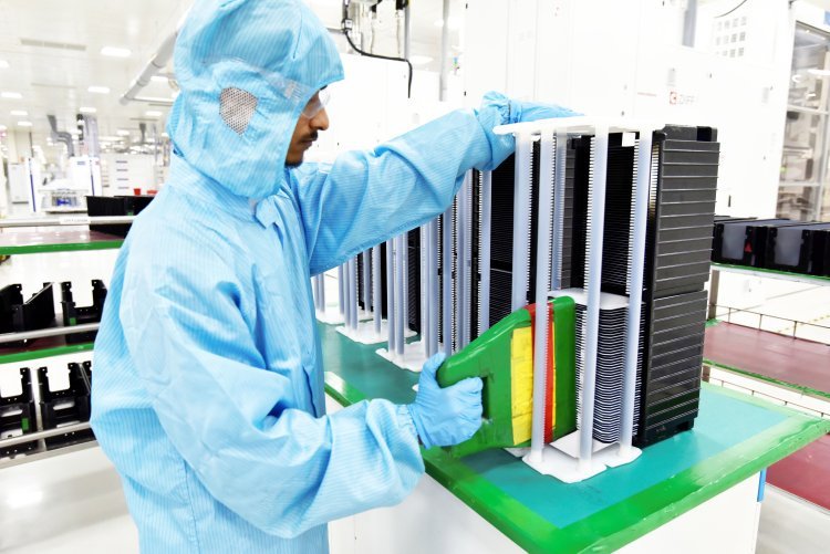 વુડ મેકેન્ઝીના વૈશ્વિક ટોપ-૧૦ રેન્કિંગમાં અદાણી સોલાર એકમાત્ર ભારતીય કંપની બની : સ્વચ્છ ઉર્જા ઉત્પાદનમાં ભારતનું કદ વધ્યું