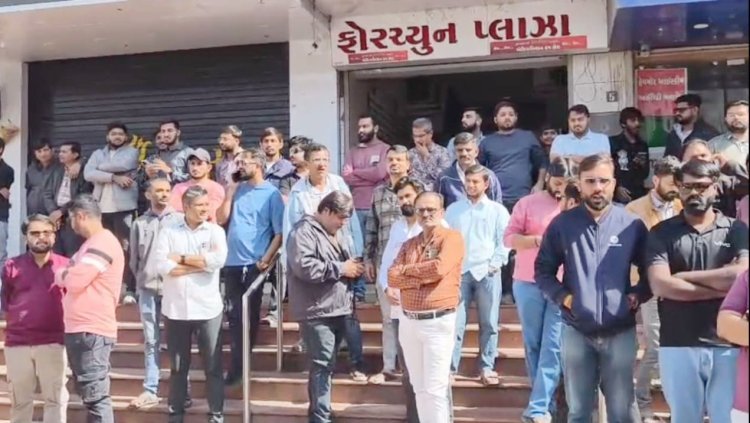 જૂનાગઢ શહેરમાં મોબાઈલનાં ૬ વેપારીઓને પોલીસે ઢોર માર માર્યો : ગુપ્ત ભાગે ઈલેકટ્રીક શોક આપ્યા : મોબાઈલનાં વેપારીઓમાં ભારે રોષ : એમજી રોડ સજજડ બંધ
