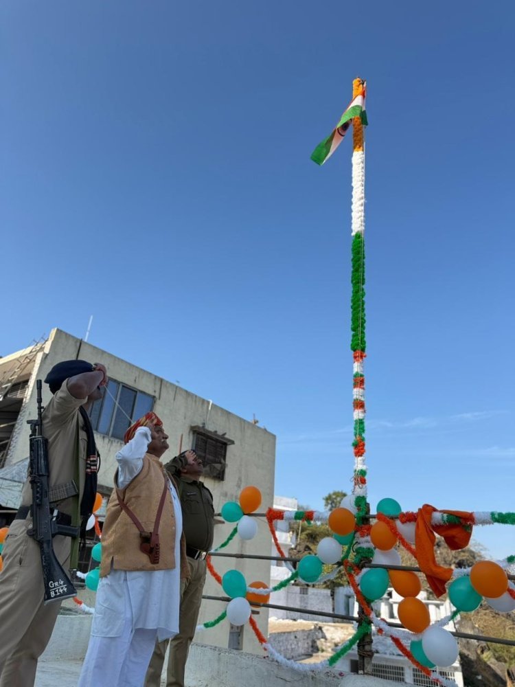 ઉપલા દાતાર ખાતે ૭૭માં પ્રજાસત્તાક પર્વની ધ્વજવંદન કરી ઉજવણી કરતા મહંત શ્રી ભીમ બાપુ