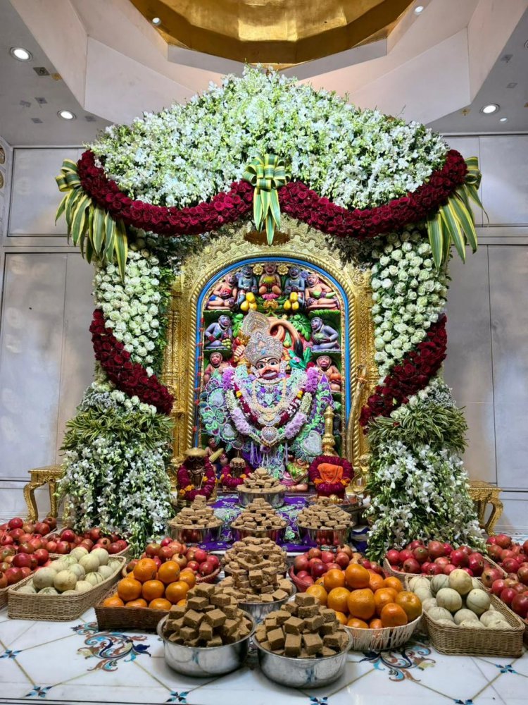 શ્રી કષ્ટભંજનદેવ હનુમાનજીને ચાંદીનો મુગટ અને જરદોશીવર્કનો શણગાર કરાયો