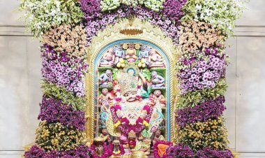 શ્રીકષ્ટભંજનદેવ હનુમાનજીને વૃન્દાવનમા તૈયાર થયેલા એમ્બ્રોઇડરી વર્ક મોરની ડીઝાઇનવાળા વાઘા સાથે શણગાર કરાયો