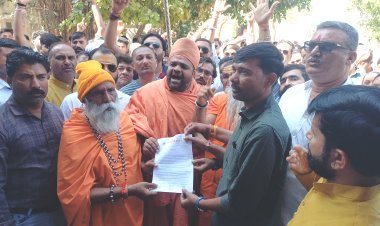 યાત્રાધામ દ્વારકામાં પકડાયેલ ગૌમાંસના વિરોધમાં હિન્દુ સંગઠનો દ્વારા પ્રાંત અધિકારીને આવેદન