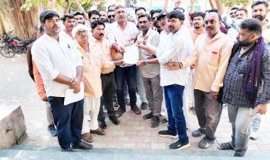 ગૌમાંસ પ્રકરણમાં દ્વારકા તાલુકાના ૪૨ ગામના સરપંચોએ રેલી યોજી પ્રાંત અધિકારીને આવેદન : કડક પગલાની માંગ