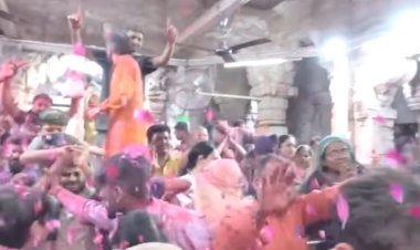 દ્વારકાના જગતમંદિર ખાતે ફૂલડોલ પૂર્વે અલભ્ય શૃંગાર દર્શન-સંધ્યા આરતીમાં અબીલ-ગુલાલનો રંગોત્સવ