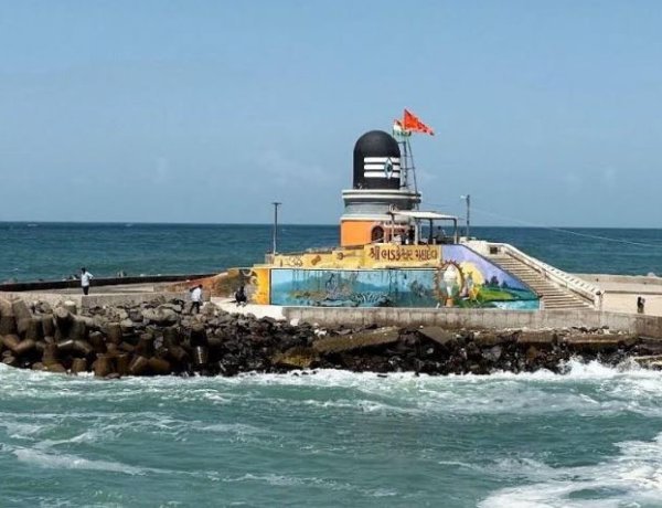 દ્વારકા ક્ષેત્રે સમુદ્રની જળરાશિ વચ્ચે ઘેરાયેલું ઐતિહાસિક શિવાલય શ્રી ભડકેશ્વર મહાદેવ