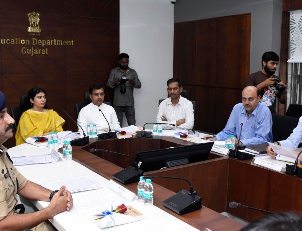 આગામી સમયમાં યોજાનારી ધોરણ ૧૦ અને ૧૨ બોર્ડની પરીક્ષાના આયોજન અંગે શિક્ષણ મંત્રી ડૉ. પ્રદ્યુમન વાજાની અધ્યક્ષતામાં સમીક્ષા બેઠક યોજાઈ