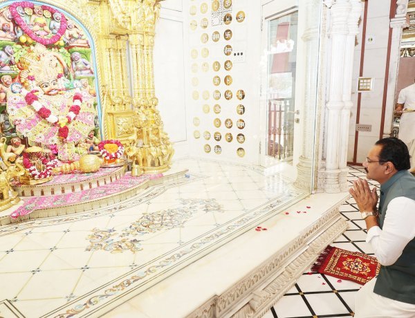 પૂર્વ મંત્રી જીતુ વાઘાણીએ શ્રી કષ્ટભંજનદેવ દાદાને શીશ ઝુકાવી કર્યા દર્શન અને પૂજન અર્ચન કરી ધજા ચઢાવી