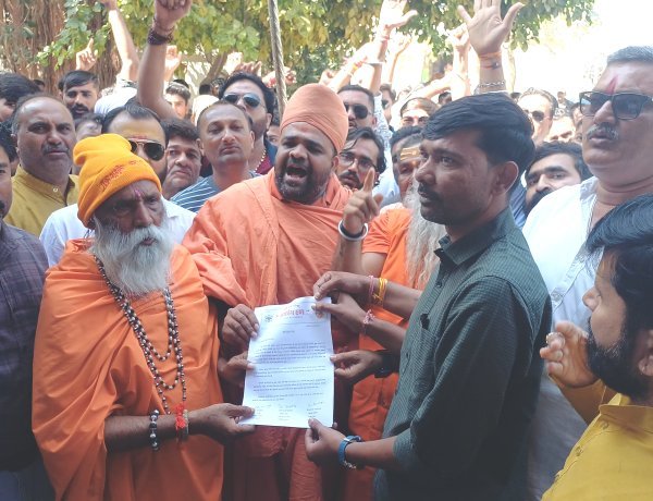 યાત્રાધામ દ્વારકામાં પકડાયેલ ગૌમાંસના વિરોધમાં હિન્દુ સંગઠનો દ્વારા પ્રાંત અધિકારીને આવેદન