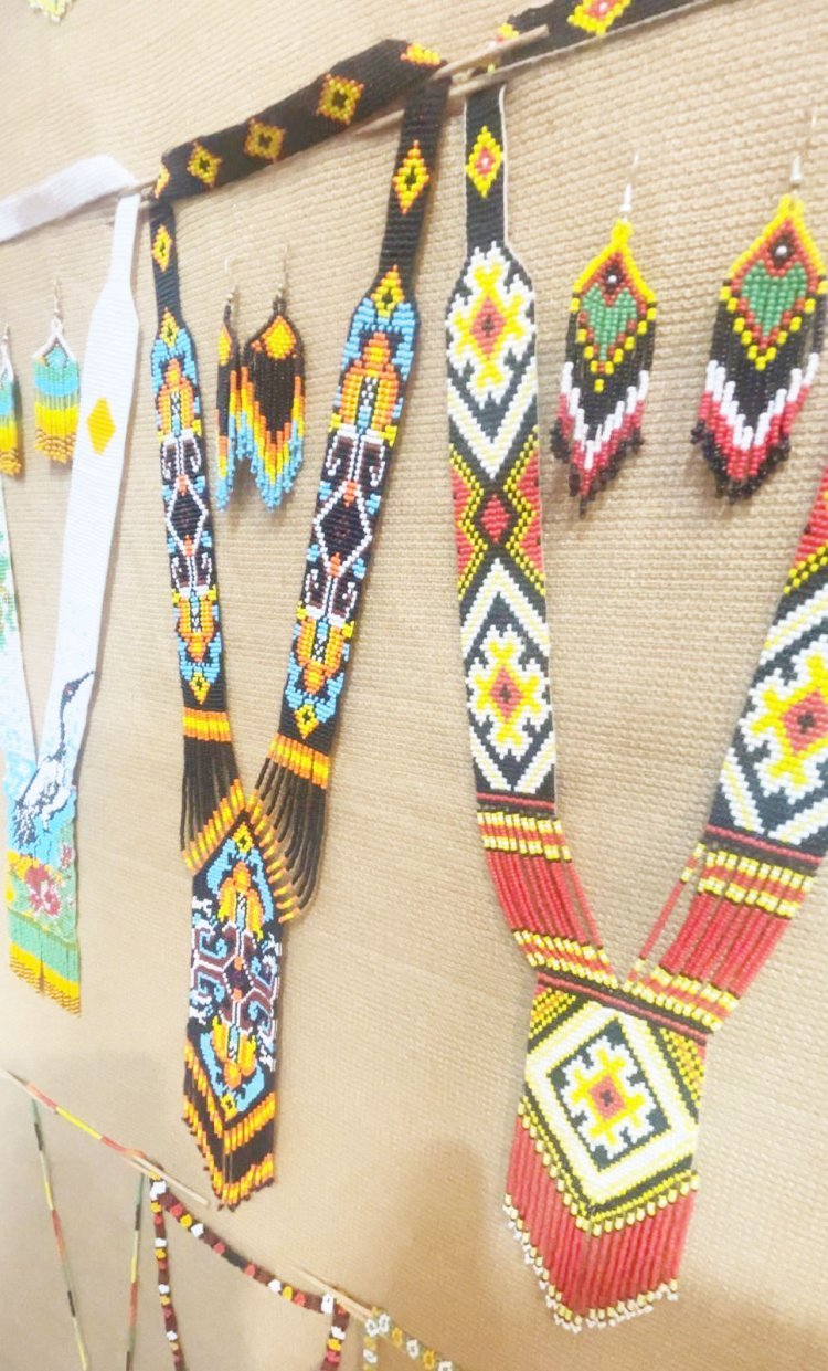 “આર્ત્મનિભર ભારત”ના સંકલ્પને સાકાર કરવા માટે મહિલાઓનું હસ્તકલા થકી આત્મવિશ્વાસી યોગદાન : ગ્રામ્ય મહિલાઓએ સરકારના સહયોગ, તાલીમ, પ્રોત્સાહન સાથે મોતી કામની કલાએ રચી આત્મસર્ભરતાની માળા