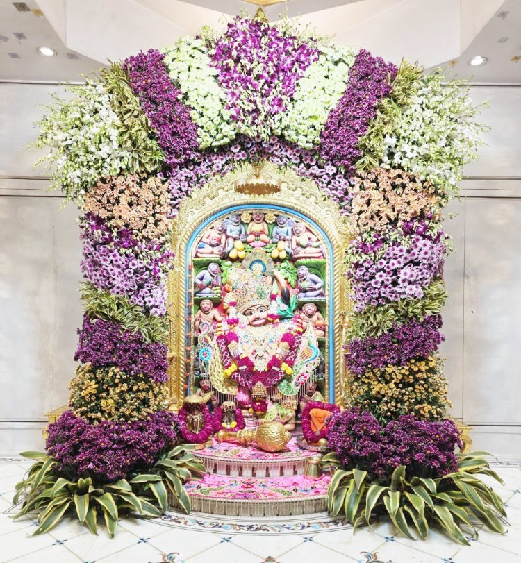 શ્રીકષ્ટભંજનદેવ હનુમાનજીને વૃન્દાવનમા તૈયાર થયેલા એમ્બ્રોઇડરી વર્ક મોરની ડીઝાઇનવાળા વાઘા સાથે શણગાર કરાયો