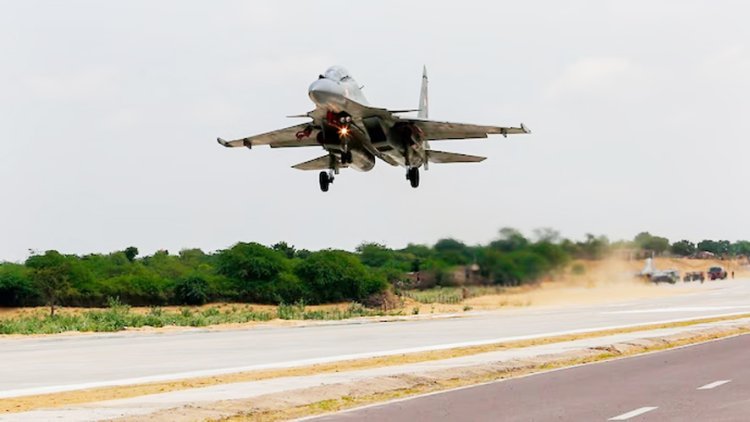 ચીન બોર્ડર નજીક હાઈવે પર સુખોઈ-રાફેલ જેવા ફાઈટર પ્લેનનું લેન્ડિંગ