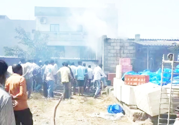 વેરાવળ જીઆઈડીસીની મરીન કંપનીના પૂંઠાના ગોડાઉનમાં ભીષણ આગથી અફરાતફરી મચી