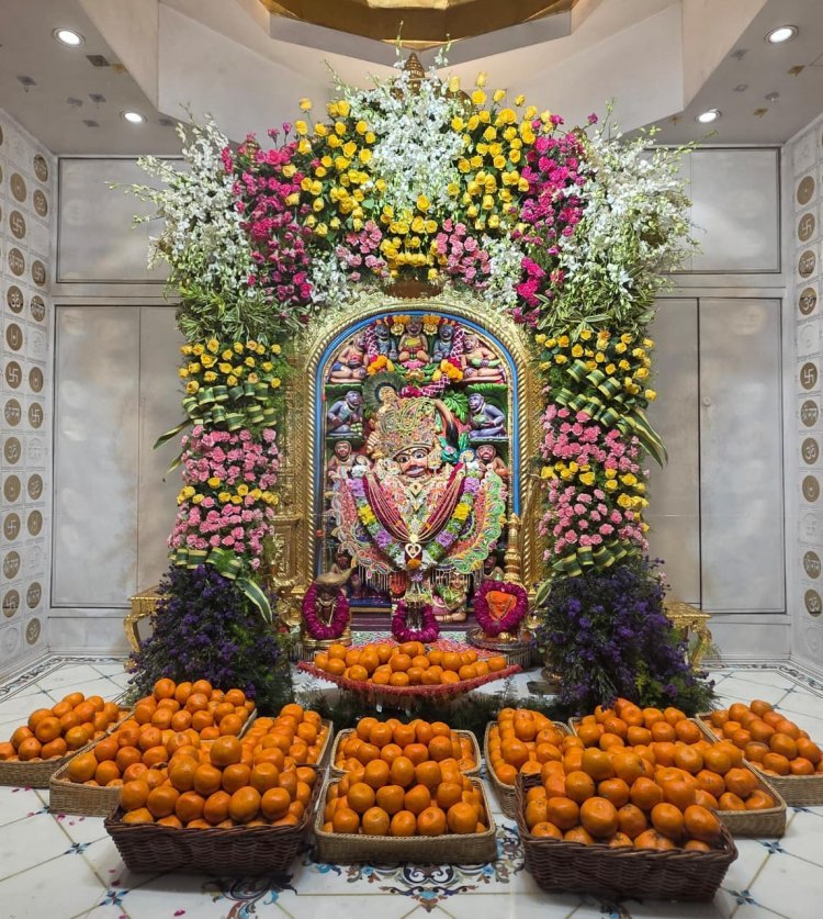 શ્રી કષ્ટભંજનદેવ હનુમાનજીને ઓકિર્ડ, ગુલાબ અને શેવંતીના ફૂલોનો દિવ્ય શણગાર, ૨૦૦ કિલો મોસંબીનો અન્નકૂટ ધરાવાયો