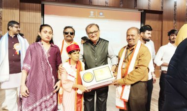 અંધકારમાં પ્રકાશ પાથરતી પ્રેરણાની દીપશિખા એટલે જૂનાગઢની પ્રજ્ઞાચક્ષુ દિકરી મંજુલાબેન કરમુરનું ગૌરવગાન