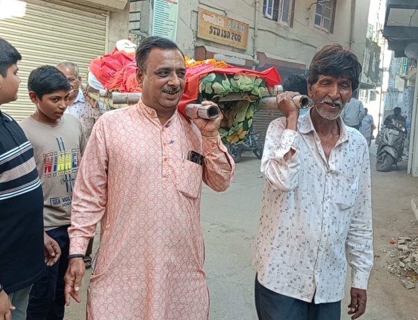 જૂનાગઢમાં ગંધ્રપવાડામા યુવક મંડળ દ્વારા હોળી પર્વ ઉપરાંત વાલમ બાપાની નનામી કાઢી વ્યસન મુક્તિના સંદેશનો અનોખો પ્રયાસ