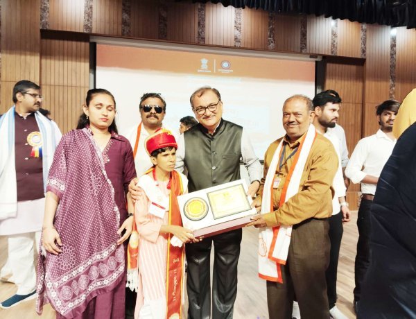 અંધકારમાં પ્રકાશ પાથરતી પ્રેરણાની દીપશિખા એટલે જૂનાગઢની પ્રજ્ઞાચક્ષુ દિકરી મંજુલાબેન કરમુરનું ગૌરવગાન