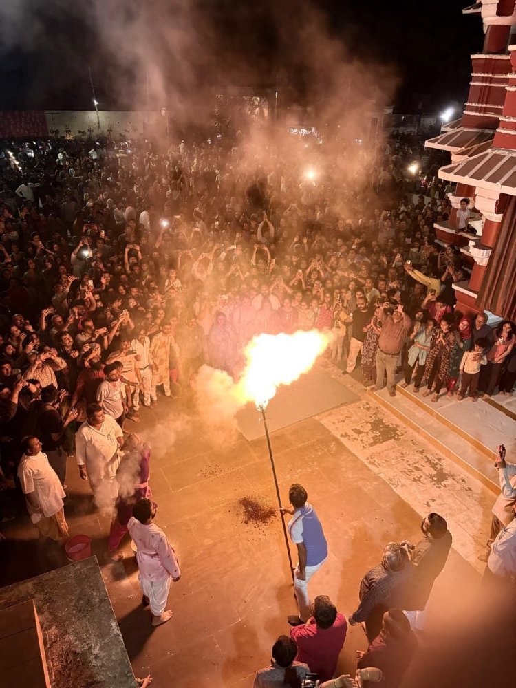 જૂનાગઢનાં સુપ્રસિધ્ધ દામોદર કુંડ ખાતે ‘રાળ ઉત્સવ’ની ઉત્સાહભેર થયેલી ઉજવણી : હજારો વૈષ્ણવો અબીલ-ગુલાલનાં રંગે રંગાયા