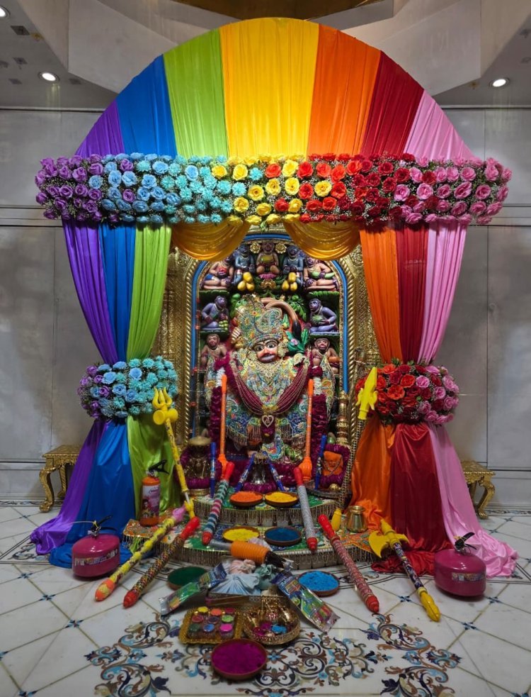 હોળી નિમિત્તે શ્રીકષ્ટભંજનદેવ દાદાને એમ્બ્રોઇડરી વર્કવાળા વાઘા તથા સિંહાસને ગુલાબના ફુલો અને રંગબેરંગી કાપડનો દિવ્ય શણગાર કરાયો