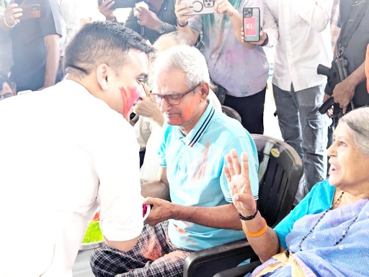 નાયબ મુખ્યમંત્રી હર્ષ સંઘવીએ સુરત ખાતે વૃધ્ધાશ્રમના વડીલો સાથે ધુળેટીના પાવન પર્વની હર્ષોલ્લાસ સાથે ઉજવણી કરી