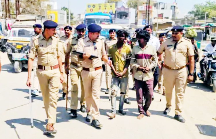 ઉનામાં ગોંદરા ચોક પાસે નશાની હાલતમાં છુટ્ટા પથ્થરના ઘા મારી લોકોને ભય ફેલાવી કાચ ફોડી નાખી નુકશાન કરતા બે શખ્સોને પોલીસે પકડી જાહેરમાં કાયદાનું ભાન કરાવ્યું