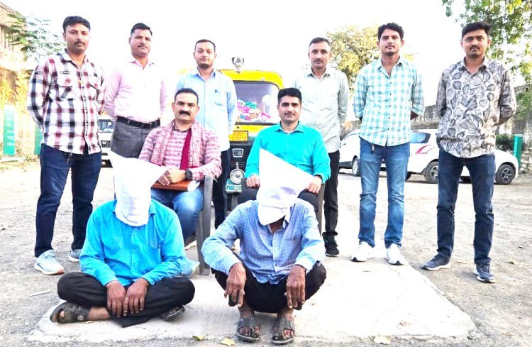 ખંભાળિયા : મુસાફરને ઓટો રીક્ષામાં બેસાડીને સોનાના ખોટા ચેનના બદલામાં કિંમતી ચીજ વસ્તુઓ પડાવનારા બે શખ્સો ઝબ્બે