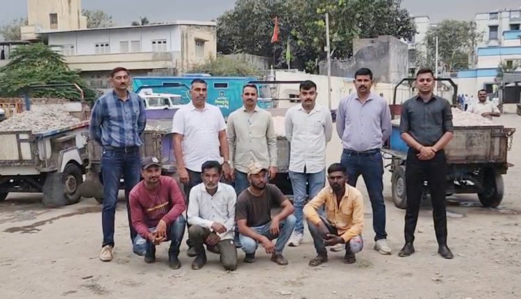 વેરાવળ બંદર રોડ પર પ્રતિબંધ હોવા છતાં પરિવહન કરતી છકડો રીક્ષા પર કાર્યવાહી  : ૪ રીક્ષા ચાલકો ઝડપાયા