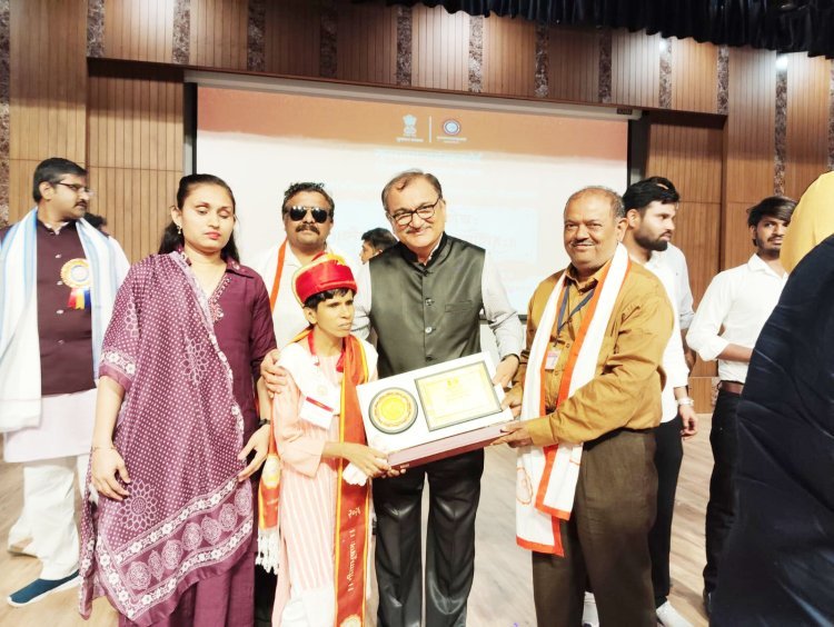 અંધકારમાં પ્રકાશ પાથરતી પ્રેરણાની દીપશિખા એટલે જૂનાગઢની પ્રજ્ઞાચક્ષુ દિકરી મંજુલાબેન કરમુરનું ગૌરવગાન