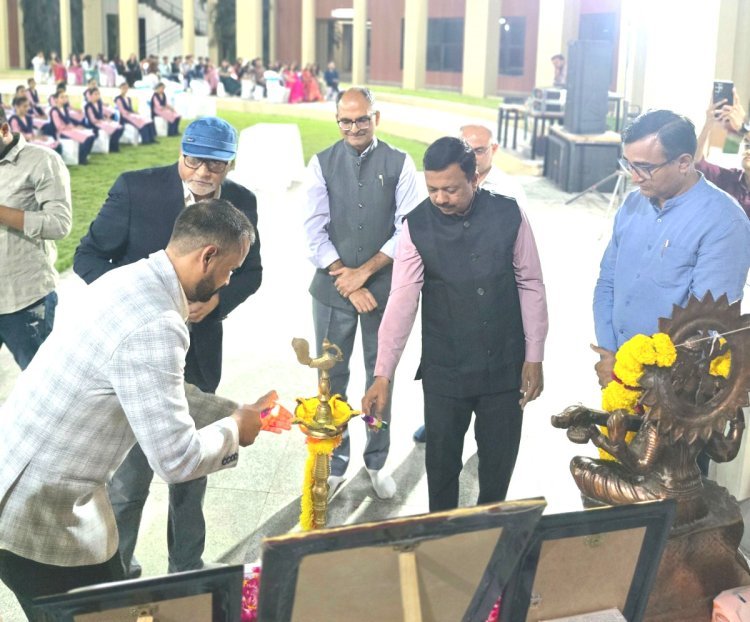 ડૉ. સુભાષ યુનિવર્સિટી યુનિવર્સિટીની સ્કૂલ ઓફ નર્સિંગ દ્વારા લેમ્પ લાઇટિંગ અને ઓથ ટેકિંગ સમારોહનું ભવ્ય આયોજન