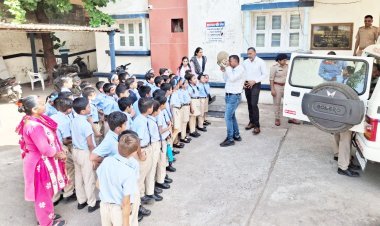 પ્રભાસ-પાટણ પોલીસ સ્ટેશનની શૈક્ષણીક મુલાકાત લેતા પોદાર સ્કૂલના વિદ્યાર્થી