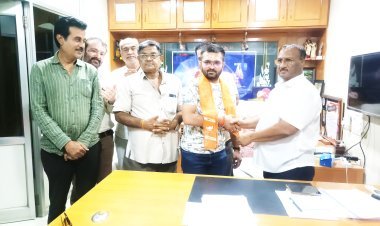 ઉના નગરપાલીકાની ચૂંટણી પહેલા કોંગ્રેસને વધુ એક ફટકો પૂર્વ શહેર યુવા કોંગ્રેસ પ્રમુખ અને તેના પુત્ર ભાજપમાં જાેડાયા