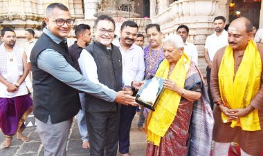 ઉત્તરપ્રદેશના ગવર્નર અને ગુજરાતના પૂર્વ મુખ્યમંત્રી આનંદીબેન પટેલે દ્વારકાધીશને શીશ ઝુકાવ્યું